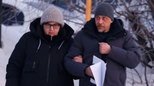Dubkov împreună cu mama lui Navalnîi, Liudmila Navalnaya, în orașul arctic Salekhard.