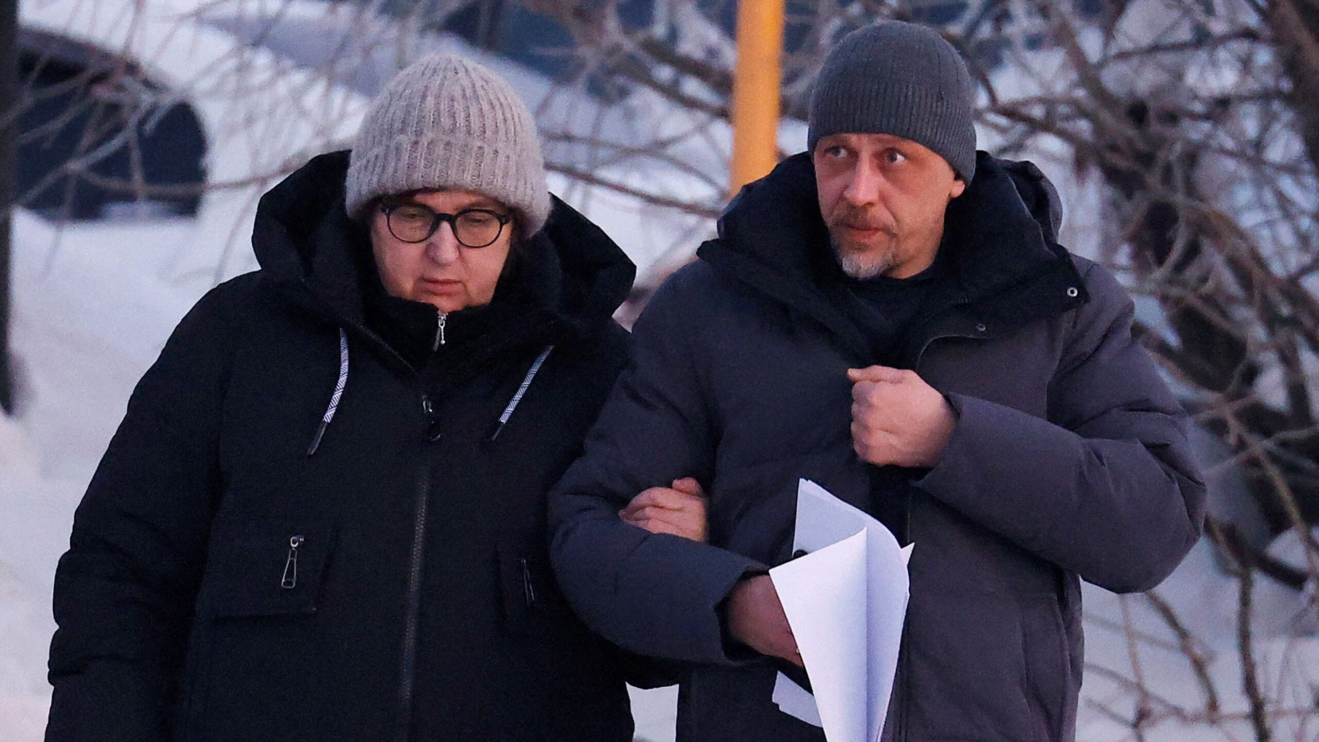 Dubkov împreună cu mama lui Navalnîi, Liudmila Navalnaya, în orașul arctic Salekhard.