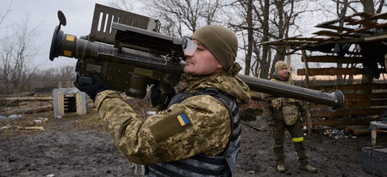 Soldat ucrainean pregătit să lanseze o rachetă anti-aeriană Stinger, în timpul unui exercițiu militar.