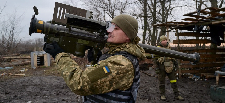 Soldat ucrainean pregătit să lanseze o rachetă anti-aeriană Stinger, în timpul unui exercițiu militar.