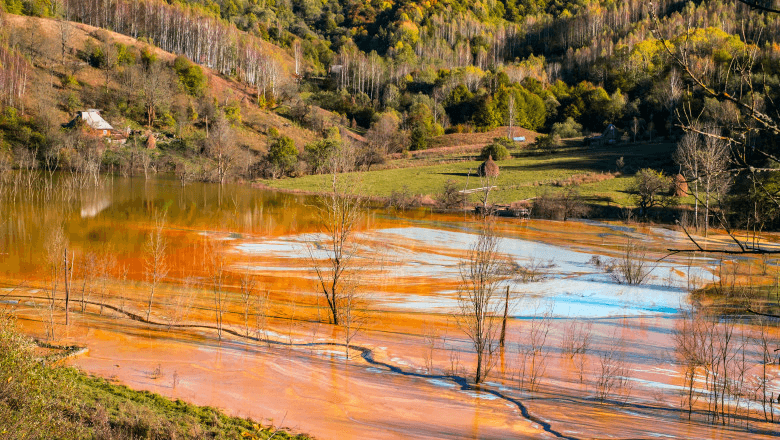 Imagine spectaculoasă din Roșia Montană, România, prezentând un peisaj impresionant afectat de poluarea minieră.