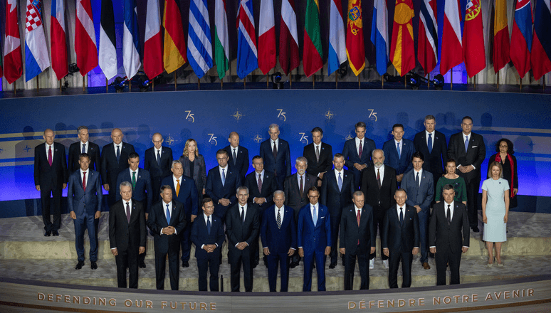 Poza prezintă liderii internaționali de la Summitul NATO, inclusiv Joe Biden, Olaf Scholz, Giorgia Meloni, Klaus Iohannis și Volodomir Zelenski.