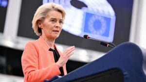 Ursula von der Leyen susține un discurs în Parlamentul European despre relațiile comerciale dintre UE și SUA.