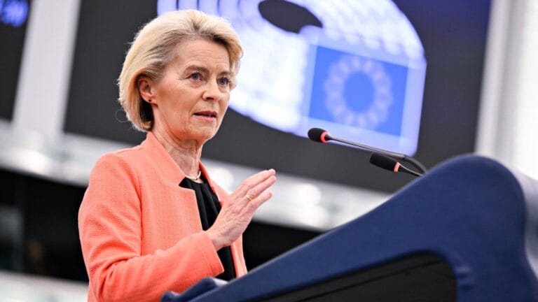 Ursula von der Leyen susține un discurs în Parlamentul European despre relațiile comerciale dintre UE și SUA.