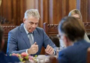 Dragoș Anastasiu explică măsurile fiscale adoptate de Guvern pentru evitarea colapsului economic.