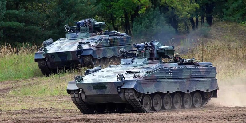Mașină de luptă a infanteriei în poligonul militar.