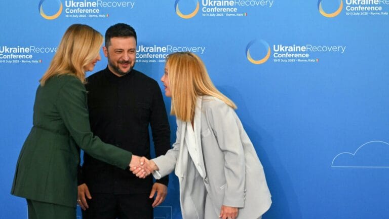 Volodimir Zelenski în cadrul unei conferințe internaționale la Roma, discutând sprijinul SUA pentru Ucraina.